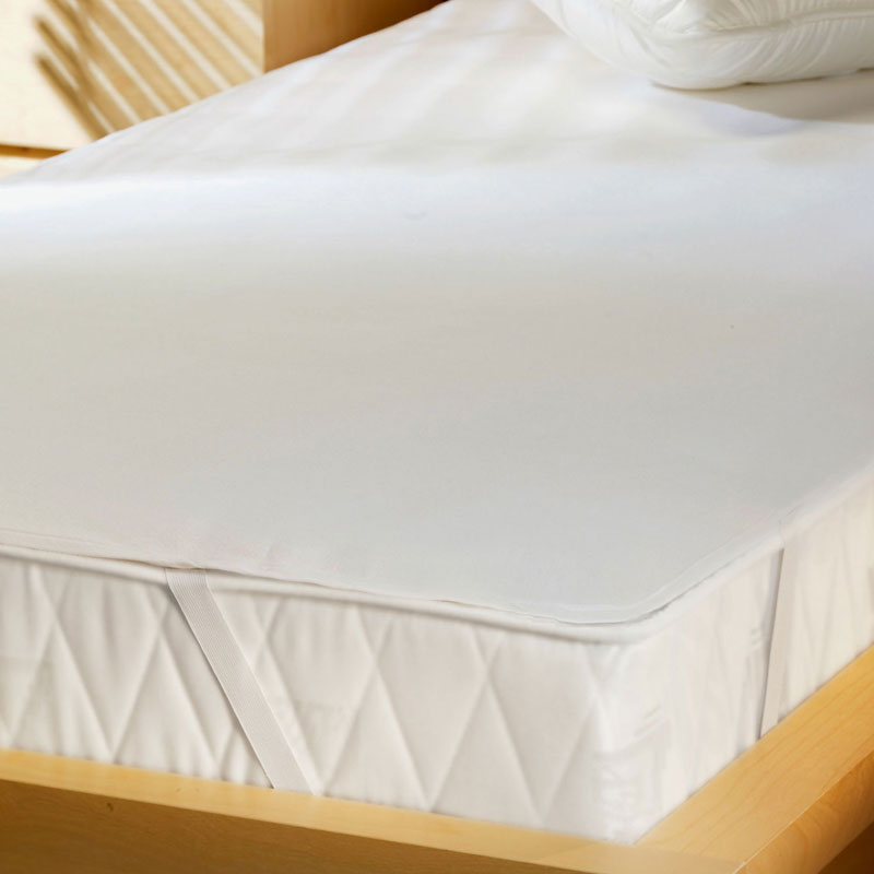 Matratzenschoner Kalmuck – GOTS-Baumwoll-Fixspannauflage für natürlichen, atmungsaktiven Matratzenschutz - Hantermann - Der Hotelausstatter Weiße Kalmuck-Matratzenschoner-Fixspannauflage aus GOTS-zertifizierter Baumwolle mit Eckgummis auf einer Matratze