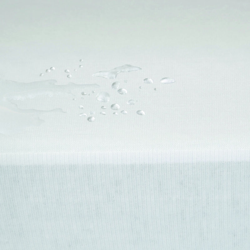 Matratzenschutz CARETEX© – milben- und wasserdichter Hygienebezug mit PU-Oberseite und PES-Unterseite, wischdesinfizierbar - Hantermann - Der Hotelausstatter Nahaufnahme CARETEX Matratzenschutz mit perlenförmig abperlenden Wassertropfen auf weißer, wasserdichter Oberfläche