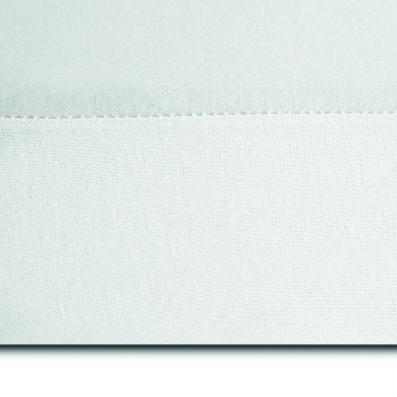 Matratzenschutz JERSEY CARE – milbendichter, wasserdichter Spannbezug aus Baumwoll-Jersey mit PU-Membran - Hantermann - Der Hotelausstatter Nahaufnahme eines weißen JERSEY CARE Matratzenschutzbezugs aus Baumwoll-Jersey mit wasserdichter PU-Unterseite auf einer Matratze