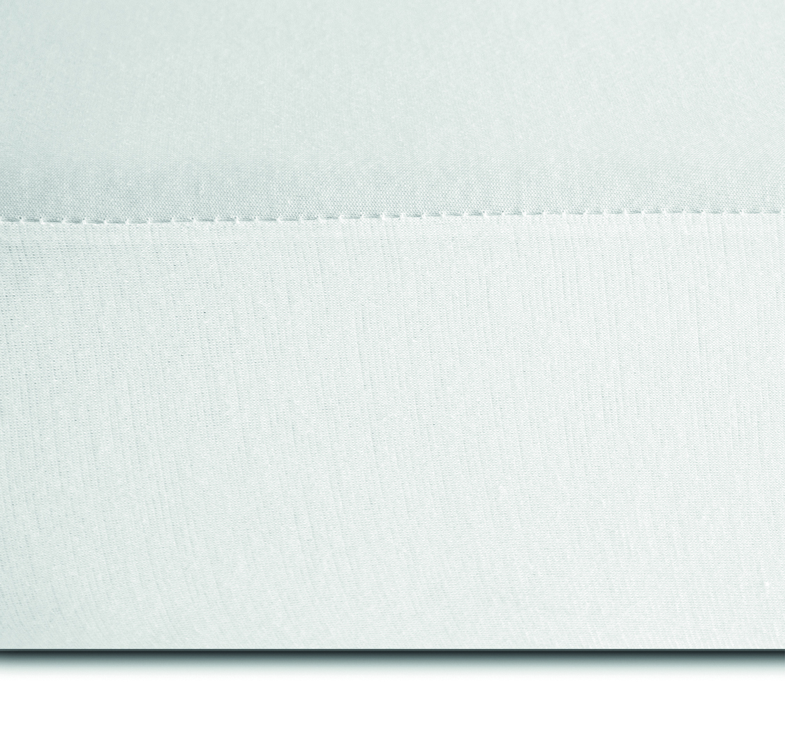 Matratzenschutz JERSEY CARE – milbendichter, wasserdichter Spannbezug aus Baumwoll-Jersey mit PU-Membran - Hantermann - Der Hotelausstatter Nahaufnahme eines weißen JERSEY CARE Matratzenschutzbezugs aus Baumwoll-Jersey mit wasserdichter PU-Unterseite auf einer Matratze