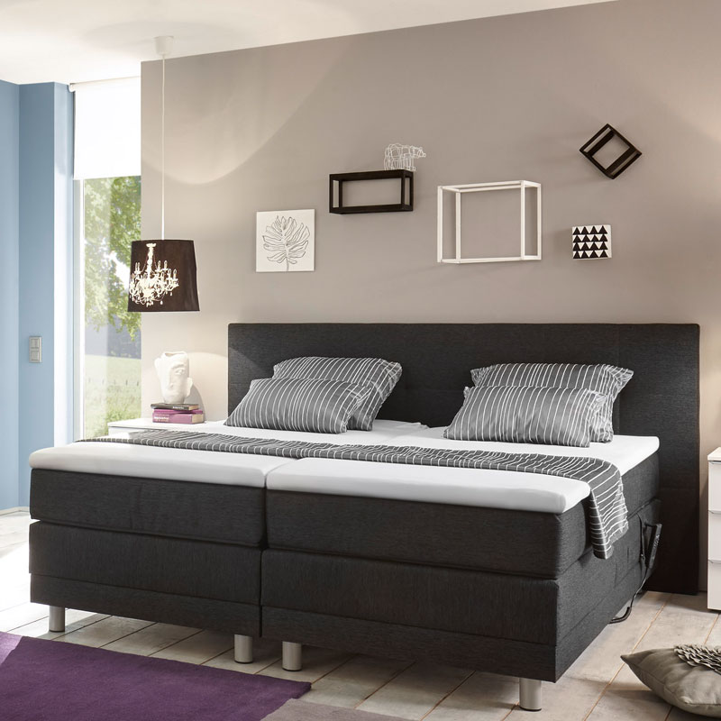 MEDITERRAN Boxspringbett PRESTIGE – modernes Doppel-Boxspringbett mit Motorfunktion - Hantermann - Der Hotelausstatter MEDITERRAN Boxspringbett PRESTIGE in Grau mit zwei Liegeflächen, gestreifter Bettwäsche und Dekowand im hellen Schlafzimmer