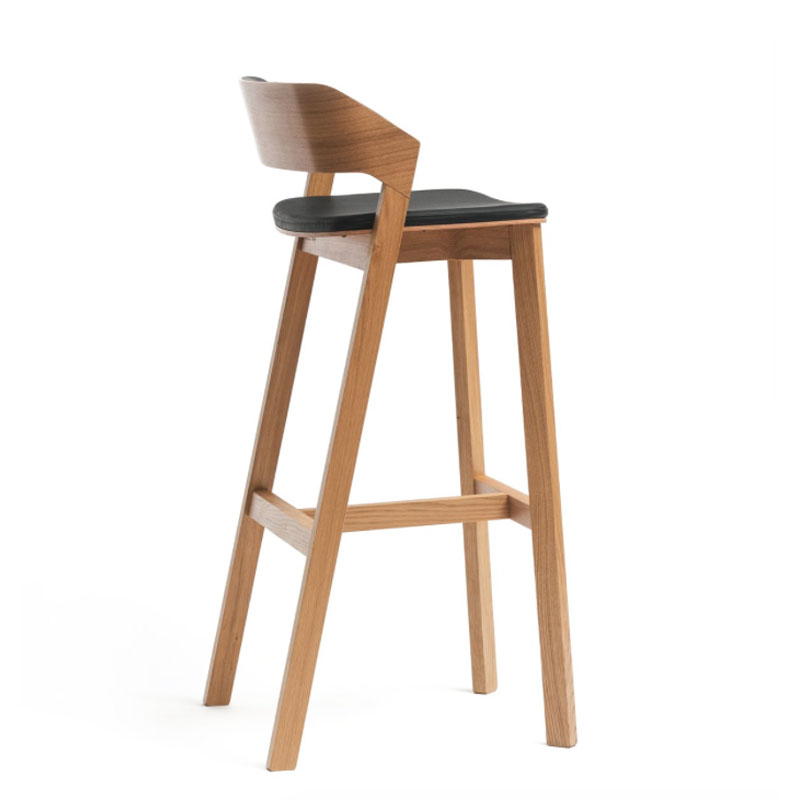 Merano Barhocker von TON, Holz-Barstuhl mit geformter Sitzschale für Hotelbar und Restaurant