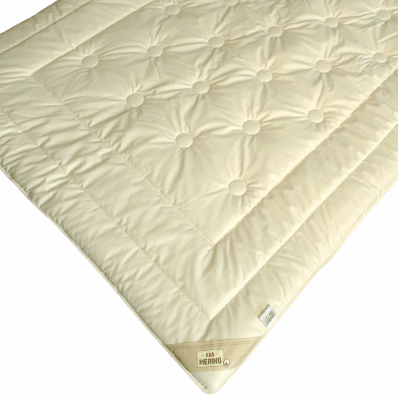 Merino Matratzenauflage – naturbelassene kbA Baumwolle/kbT Schurwolle mit Punktsteppung für ausgeglichenes Schlafklima - Hantermann - Der Hotelausstatter Merino Matratzenauflage aus kbA Baumwolle und kbT Schurwolle mit Punktsteppung für natürliches Schlafklima