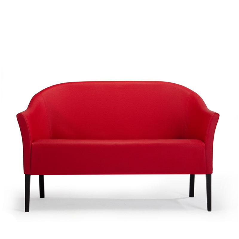 Modernes, kompaktes 2-Sitzer-Loungesofa in Rot mit geschwungener Rückenlehne und schlanken schwarzen Füßen, frontal freigestellt