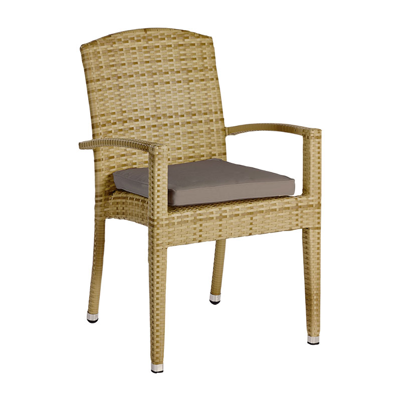 MONACO 2 Outdoor-Armlehnstuhl mit taupefarbenem Sitzkissen - Hantermann - Der Hotelausstatter Beige-melierter MONACO 2 Polyrattan Outdoor-Stapelsessel mit taupefarbenem Sitzkissen, hoher geflochtener Rückenlehne, geschwungenen Armlehnen und silberfarbenen Fußkappen vor weißem Hintergrund