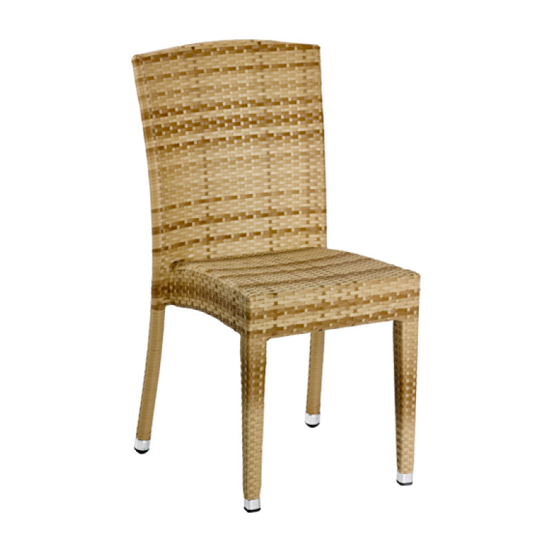 MONACO 2 Polyrattan Outdoor Stapelstuhl in Beige-Meliert mit 90 cm hoher Gesamtkonstruktion, hoher geflochtener Rückenlehne, rechteckiger Sitzfläche, vier schlanken Stuhlbeinen und silberfarbenen Fußkappen vor weißem Hintergrund