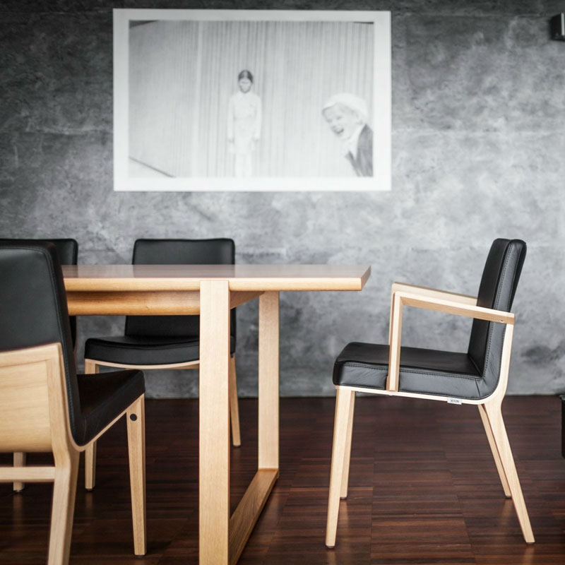 Moritz Armlehnstuhl von TON – gepolsterter Eichenholz-Armlehnstuhl aus Leder für Design-Restaurants & Hotels - Hantermann - Der Hotelausstatter Moritz Armlehnstuhl von TON, gepolsterter Eichenstuhl mit Lederbezug und Armlehnen für Restaurant und Hotel