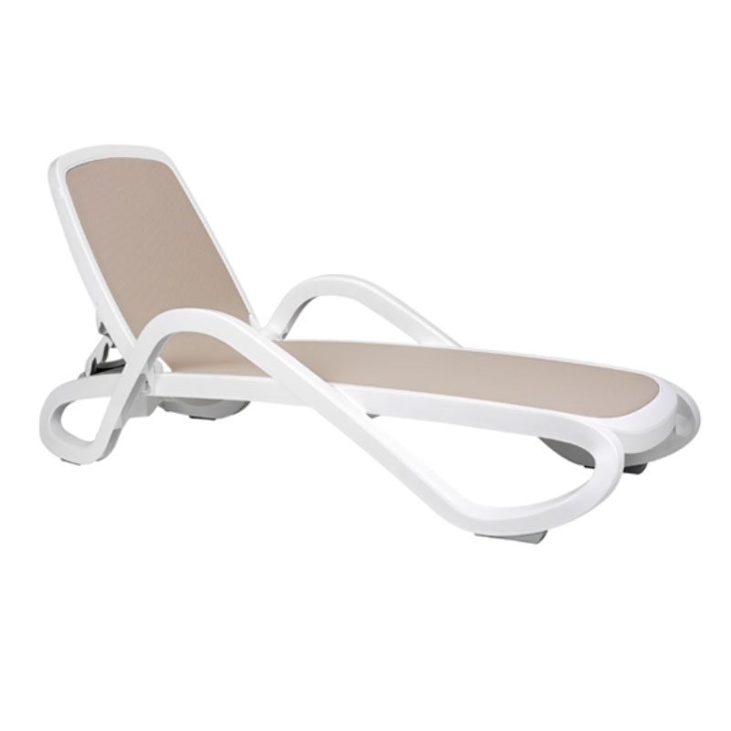 NARDI ALFA Sonnenliege mit heller Liegefläche, stapelbar und verstellbar für Pool, Hotel, Wellness und Terrasse