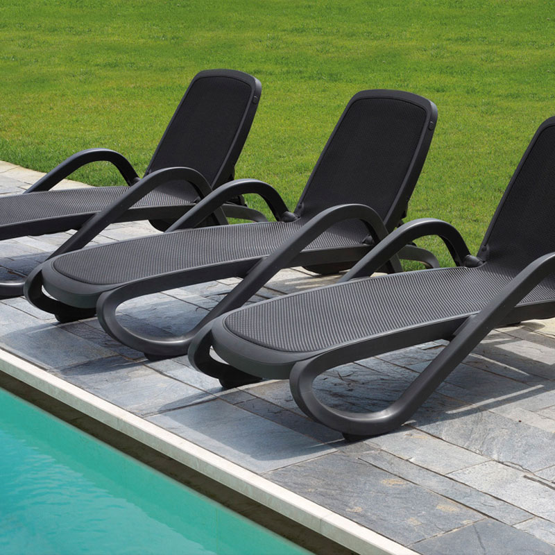 NARDI ALFA Sonnenliege – stapelbare Bäderliege in Anthrazit am Pool - Hantermann - Der Hotelausstatter NARDI ALFA Sonnenliegen in Anthrazit mit verstellbarer Rückenlehne für Pool, Hotel, Wellness und Außenbereich