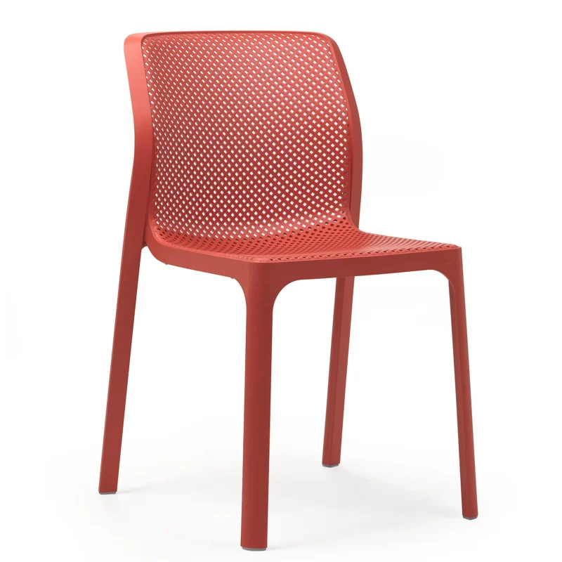 NARDI Bit 328 Stuhl in Korallenrot mit gelochter Sitzfläche für Outdoor‑Gastronomie und moderne Terrassen