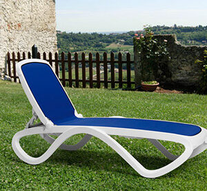NARDI OMEGA Sonnenliege in Weiß-Blau mit verstellbarer Rückenlehne für Pool, Hotel und Außenbereich