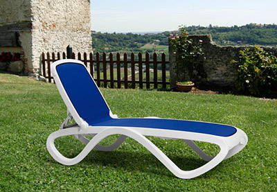 NARDI OMEGA Sonnenliege – stapelbare Bäderliege in Weiß-Blau - Hantermann - Der Hotelausstatter NARDI OMEGA Sonnenliege in Weiß-Blau mit verstellbarer Rückenlehne für Pool, Hotel und Außenbereich