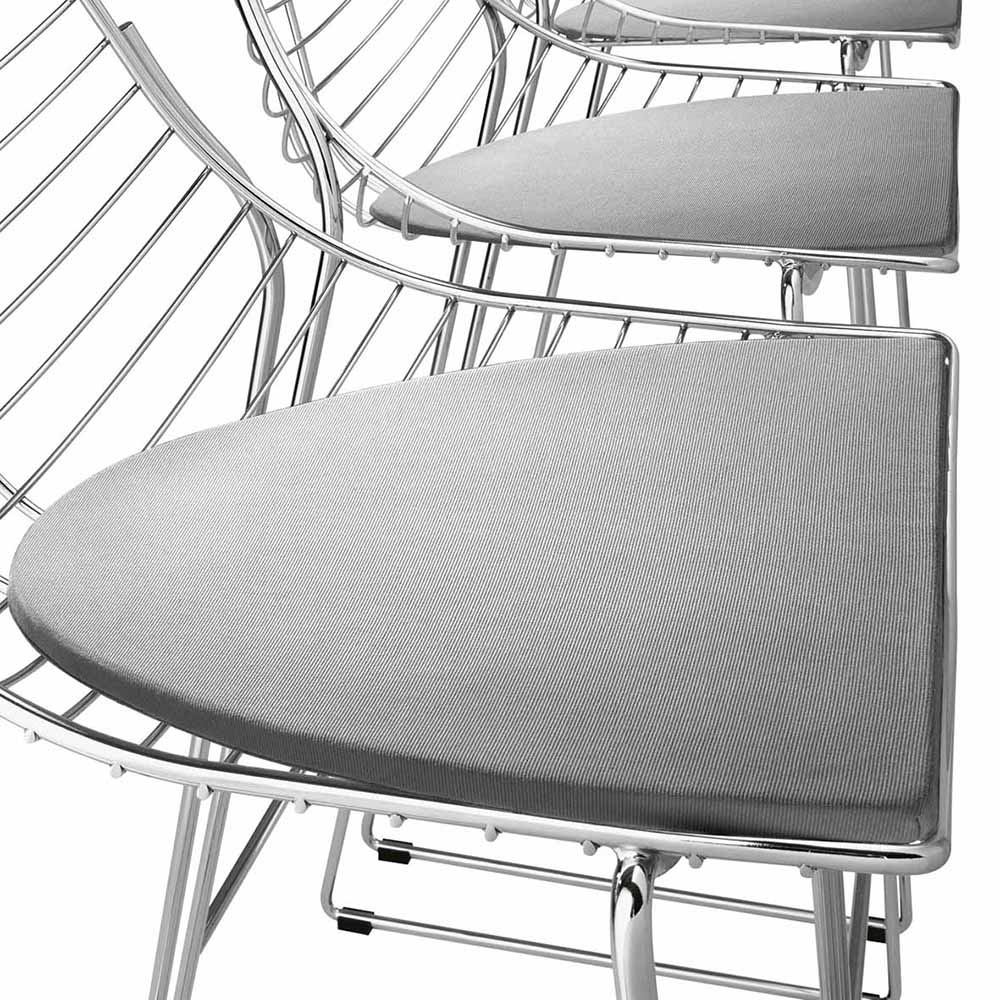 NET 096 von Et al. mit Sitzkissen – stapelbarer Stahldrahtstuhl für Objektbereiche - Hantermann - Der Hotelausstatter Stapelbare NET 096 Stühle von Et al. in Chrom mit grauen Sitzkissen und Sitzschale aus geformtem Stahldraht