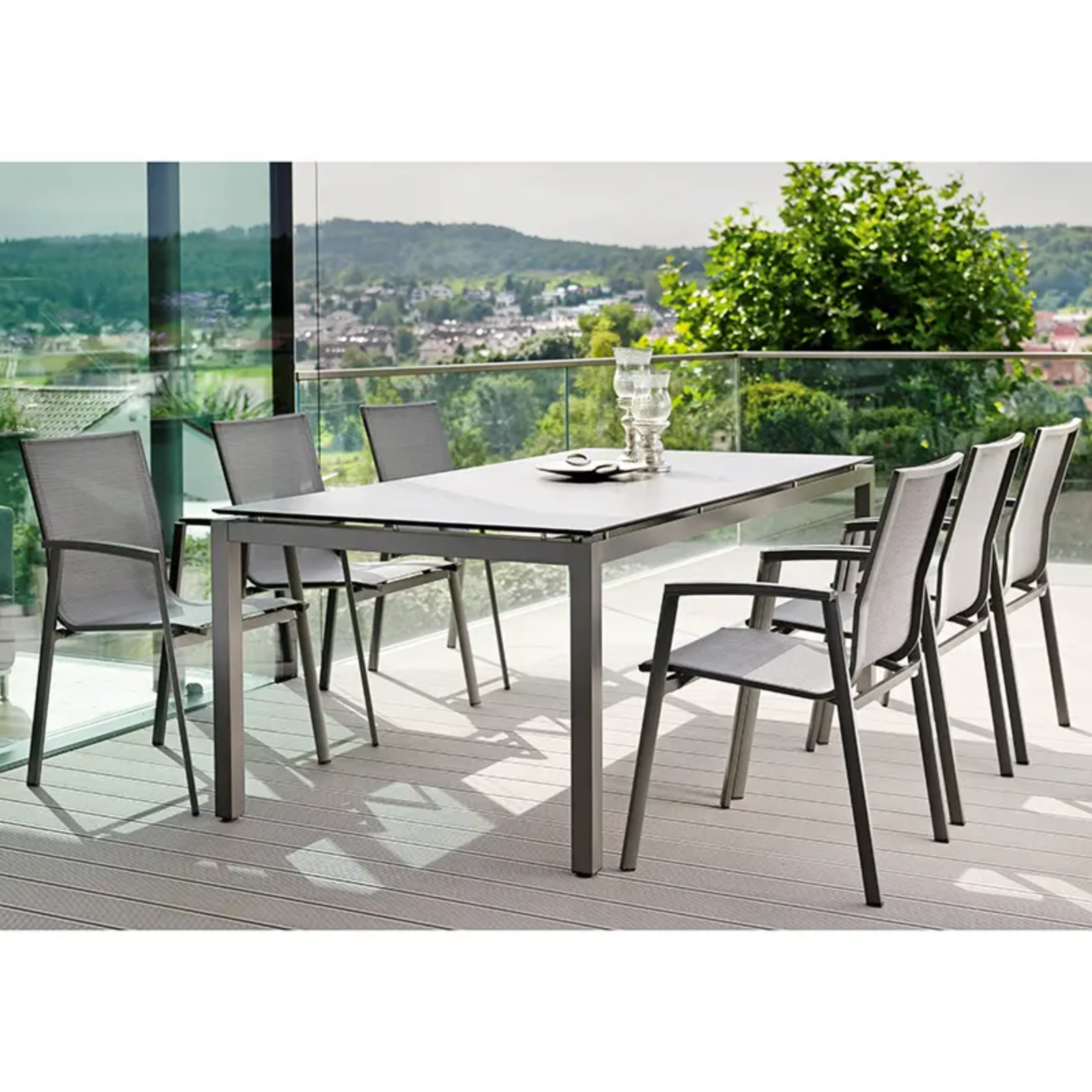 NEW TOP Stapelsessel von STERN® auf der Terrasse - Hantermann - Der Hotelausstatter NEW TOP Outdoor Stapelsessel von STERN® rund um einen modernen Terrassentisch im Außenbereich