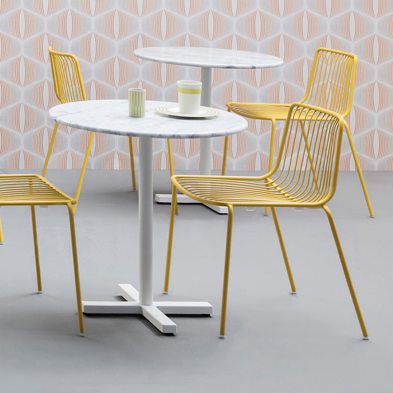 NOLITA 3650 by Pedrali – Gelbe Outdoor-Stühle für moderne Gastronomiebereiche - Hantermann - Der Hotelausstatter Gelbe NOLITA 3650 Outdoor Stapelstühle von Pedrali mit runden Tischen in modernem Gastronomie-Ambiente
