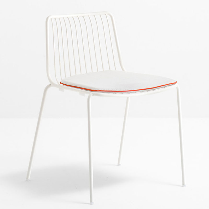 NOLITA 3650 by Pedrali – Outdoor-Stuhl mit komfortabler Sitzauflage - Hantermann - Der Hotelausstatter Weißer NOLITA 3650 Outdoor Stapelstuhl von Pedrali mit heller Sitzauflage und orangefarbener Paspel