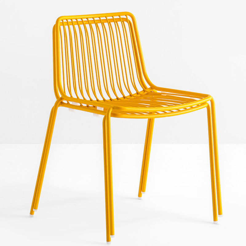 NOLITA 3650 by Pedrali – sonnengelber Outdoor-Stuhl mit modernem Drahtdesign - Hantermann - Der Hotelausstatter Gelber NOLITA 3650 Outdoor Stapelstuhl von Pedrali mit offener Sitzfläche und filigraner Rückenlehne