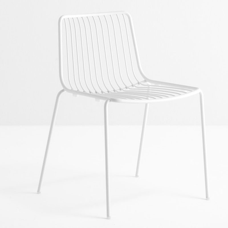 NOLITA 3650 by Pedrali – weißer Designstuhl für moderne Außenbereiche - Hantermann - Der Hotelausstatter Weißer NOLITA 3650 Outdoor Stapelstuhl von Pedrali mit filigranter Rückenlehne aus Metall