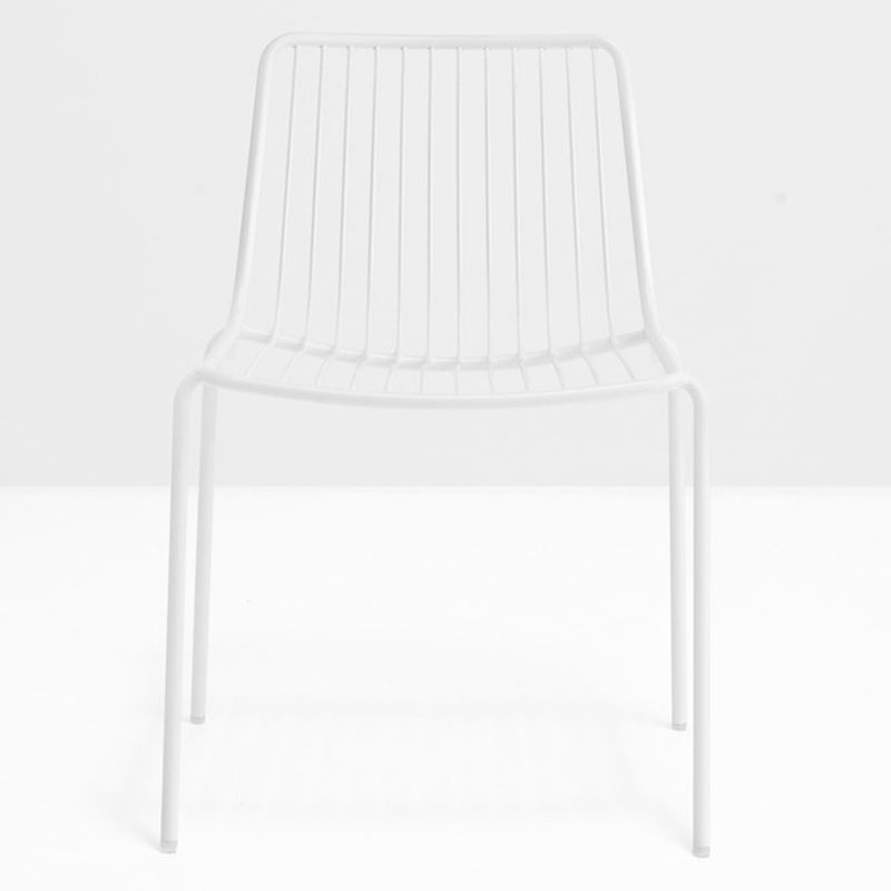 NOLITA 3650 by Pedrali – weißer Outdoor-Stapelstuhl in Frontansicht - Hantermann - Der Hotelausstatter Weißer NOLITA 3650 Outdoor Stapelstuhl von Pedrali mit offener Rückenstruktur und schlankem Gestell