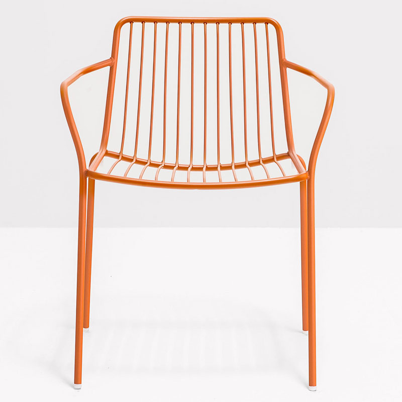 NOLITA 3655 by Pedrali – Orangefarbener Stapelsessel für den Außenbereich - Hantermann - Der Hotelausstatter NOLITA 3655 Outdoor Stapelsessel von Pedrali in Orange mit Armlehnen in gerader Vorderansicht