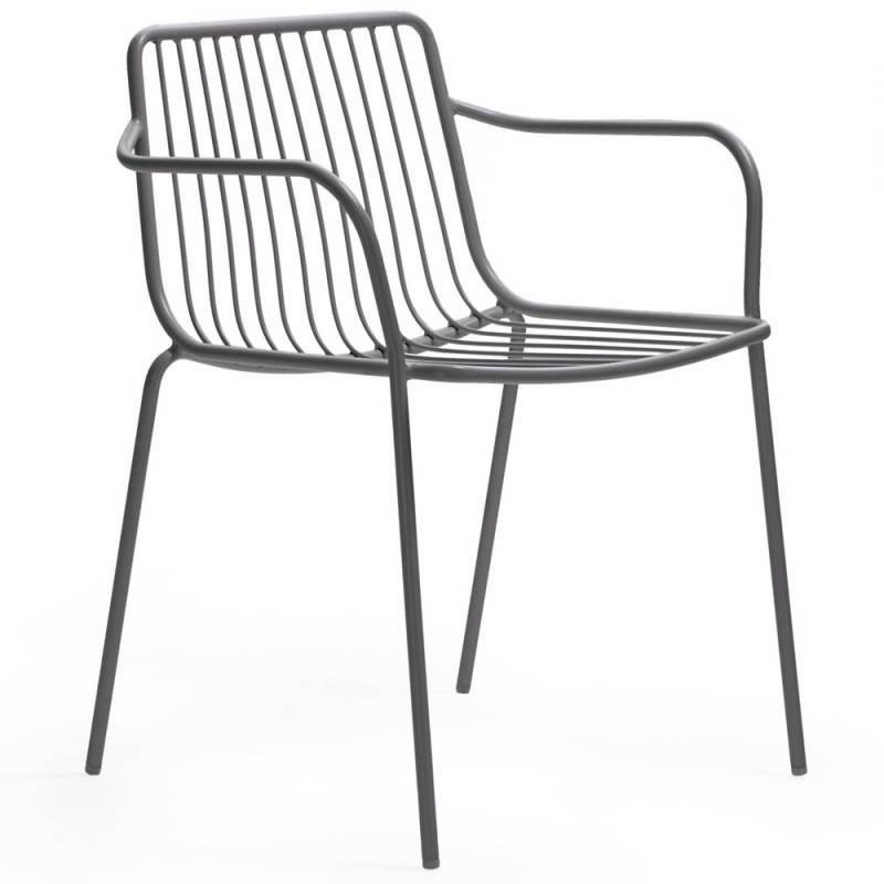 NOLITA 3655 Outdoor Stapelsessel by Pedrali – Anthrazit-seitliche Ansicht - Hantermann - Der Hotelausstatter NOLITA 3655 Outdoor Stapelsessel von Pedrali in Anthrazit mit Armlehnen in seitlicher Ansicht