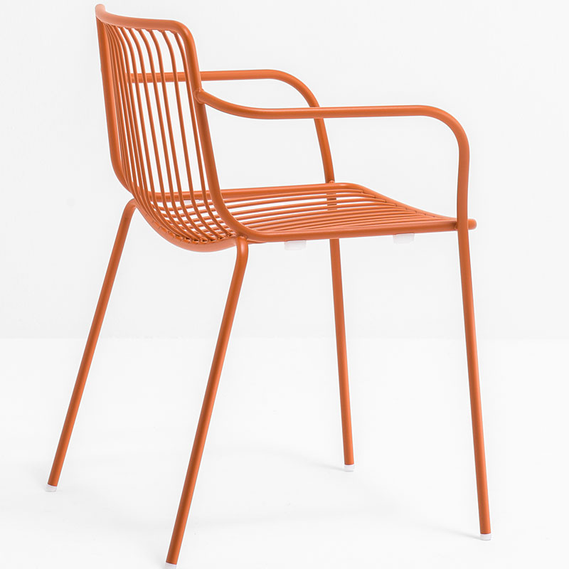 NOLITA 3655 von Pedrali – Oranger Outdoor-Sessel in Seitenansicht - Hantermann - Der Hotelausstatter NOLITA 3655 Outdoor Stapelsessel von Pedrali in Orange mit Armlehnen aus seitlicher Perspektive