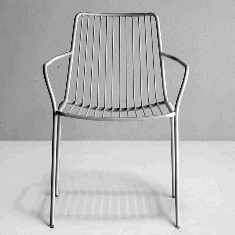 NOLITA 3656 Outdoor Stapelsessel by Pedrali – Designstuhl in Weiß - Hantermann - Der Hotelausstatter NOLITA 3656 Outdoor Stapelsessel von Pedrali in Weiß mit Armlehnen und filigraner Metallstruktur