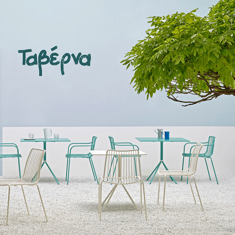 NOLITA Outdoor-Kollektion von Pedrali – Terrassenmöbel im modernen Ambiente - Hantermann - Der Hotelausstatter NOLITA Outdoor-Stühle von Pedrali in Weiß und Türkis mit passenden Tischen auf einer modernen Terrasse