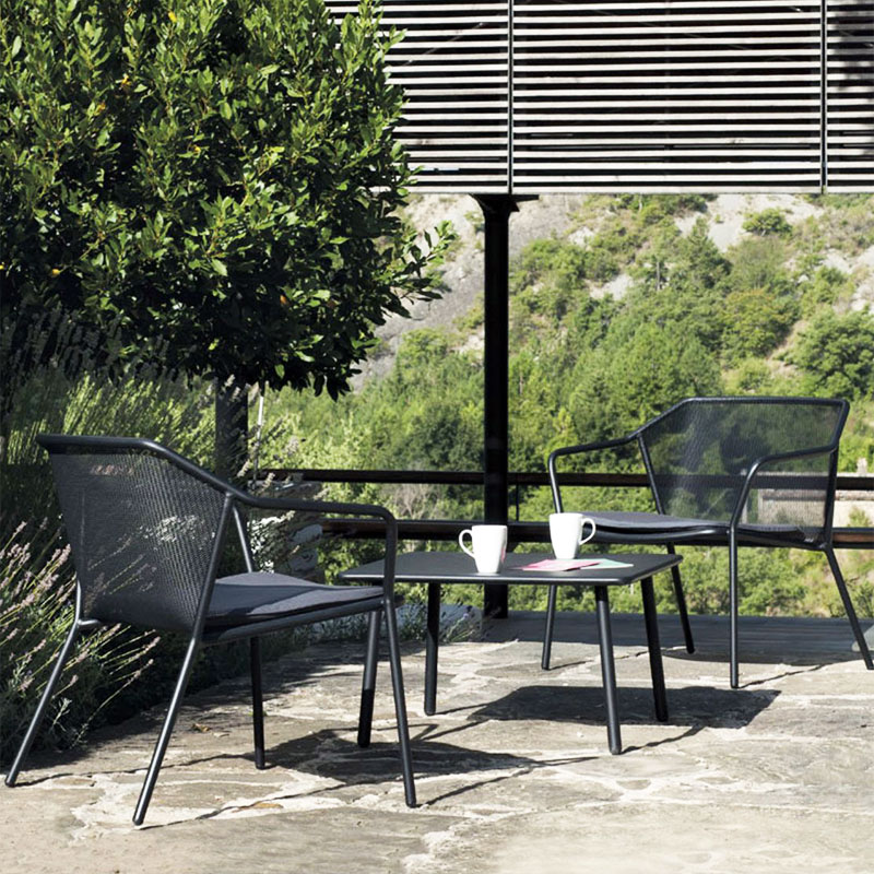 Outdoor-Lounge mit Sesseln und Beistelltisch – stilvolle Terrassengestaltung im Grünen - Hantermann - Der Hotelausstatter Moderne Outdoor-Lounge mit schwarzen Sesseln und Beistelltisch auf einer Terrasse im Grünen
