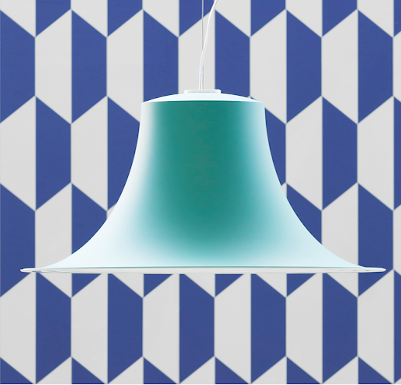 PEDRALI L004S Pendelleuchte in Türkis mit elegantem Design - Hantermann - Der Hotelausstatter Türkisfarbene PEDRALI L004S Pendelleuchte mit geschwungenem, weit ausgestelltem Lampenschirm vor einer blau-weißen geometrisch gemusterten Wand