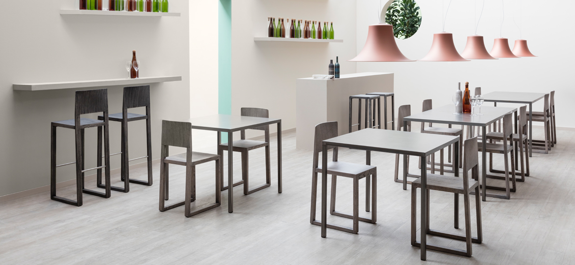 PEDRALI L004S Pendelleuchten in Rosa für moderne Gastronomie - Hantermann - Der Hotelausstatter Fünf rosafarbene PEDRALI L004S Pendelleuchten über modernen Restauranttischen mit grauen Holzstühlen und heller Einrichtung