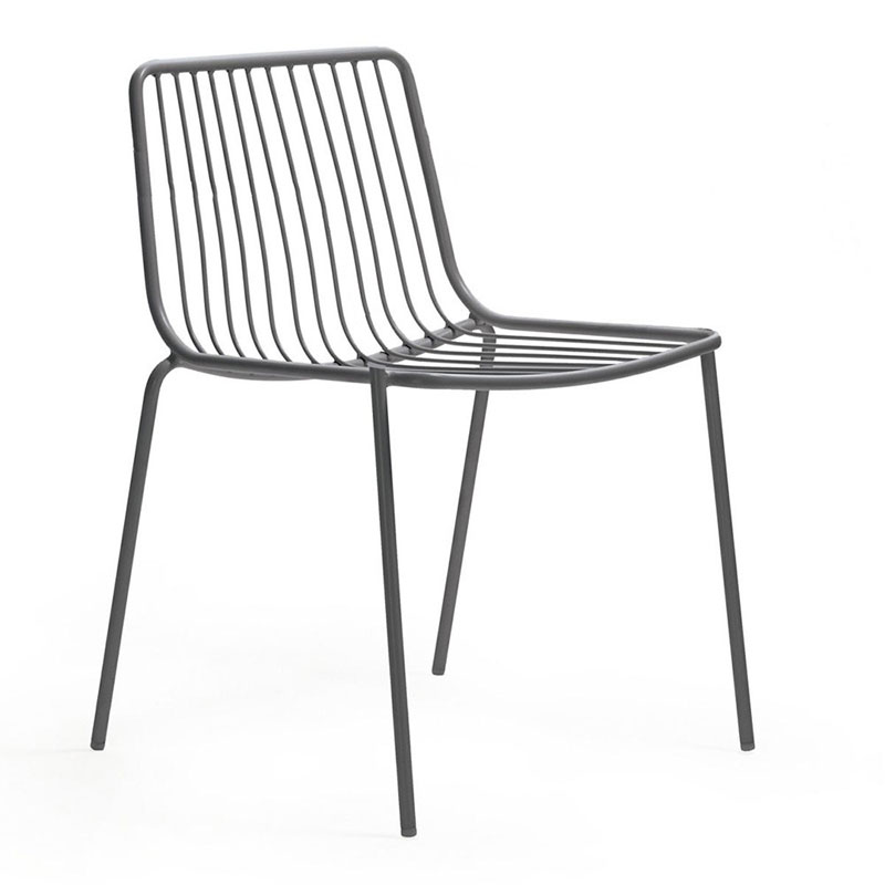 NOLITA 3650 Outdoor Stapelstuhl von Pedrali in Anthrazit mit offener Metallstruktur und 77 cm Höhe