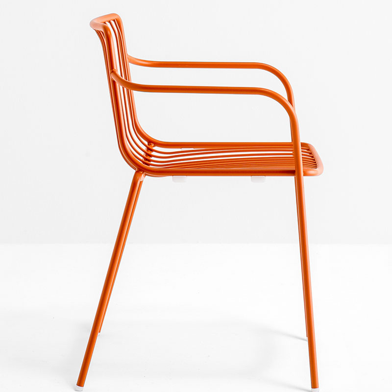 Pedrali NOLITA 3655 – Filigraner Outdoor-Stapelsessel in Orange - Hantermann - Der Hotelausstatter Oranger NOLITA 3655 Outdoor Stapelsessel von Pedrali mit Armlehnen in seitlicher Profilansicht