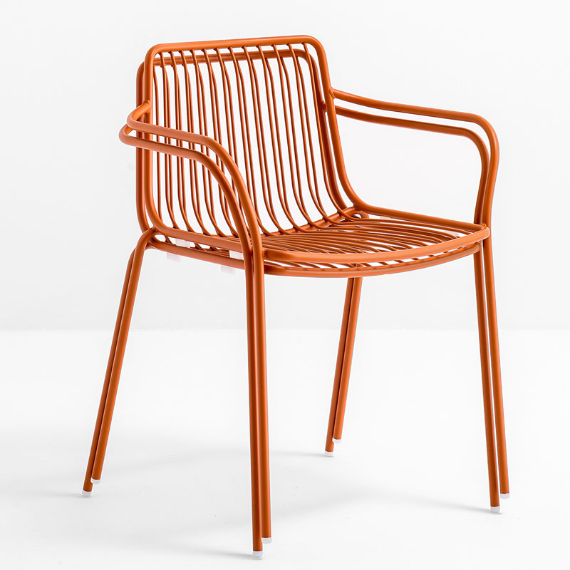 Pedrali NOLITA 3655 Stapelsessel – Outdoor-Armlehnstuhl in Orange - Hantermann - Der Hotelausstatter Oranger NOLITA 3655 Outdoor Stapelsessel von Pedrali mit Armlehnen und offener Metallstruktur