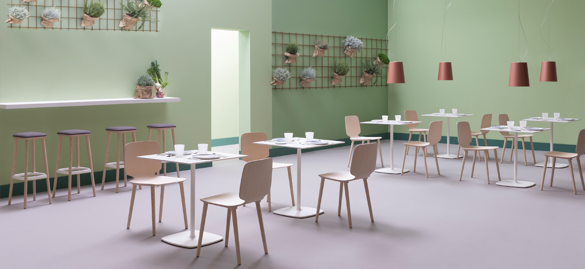 PEDRALI Stylus – Design-Tischgestelle für stilvolle Gastronomie- und Café-Einrichtungen - Hantermann - Der Hotelausstatter PEDRALI Stylus Tischgestelle in modernem Café mit Designstühlen und eleganter Einrichtung