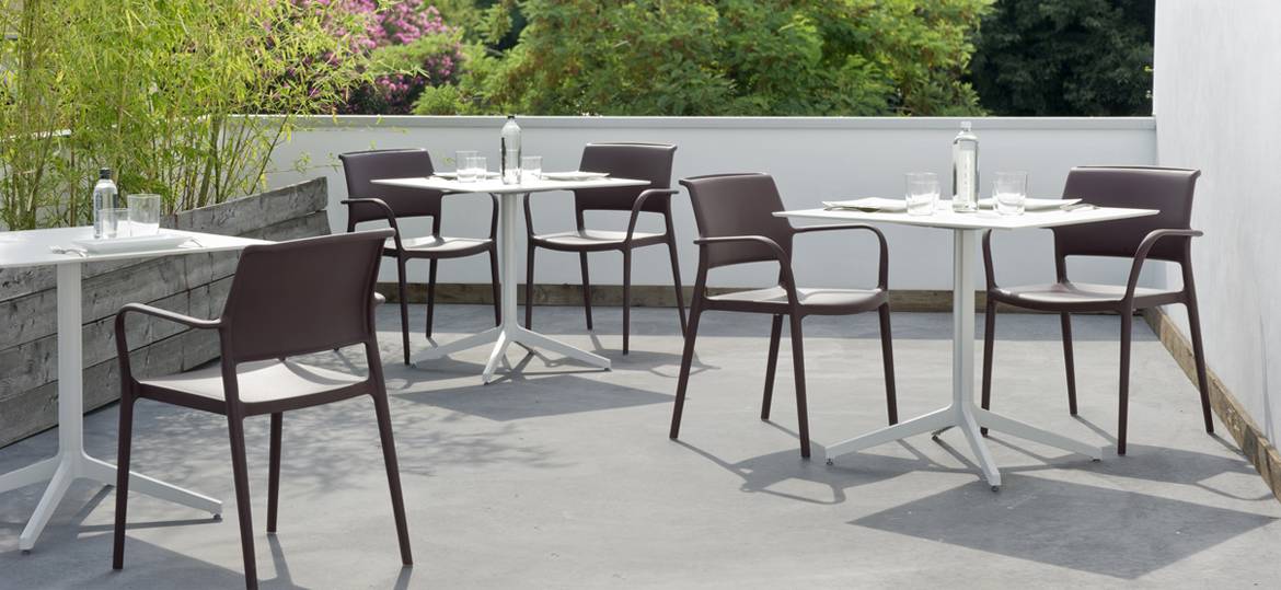 PEDRALI Ypsilon – wetterfeste Design-Tische für stilvolle Terrassen und Außenbereiche - Hantermann - Der Hotelausstatter PEDRALI Ypsilon Outdoor-Tische auf Restaurantterrasse mit Designstühlen für Gastronomie im Außenbereich