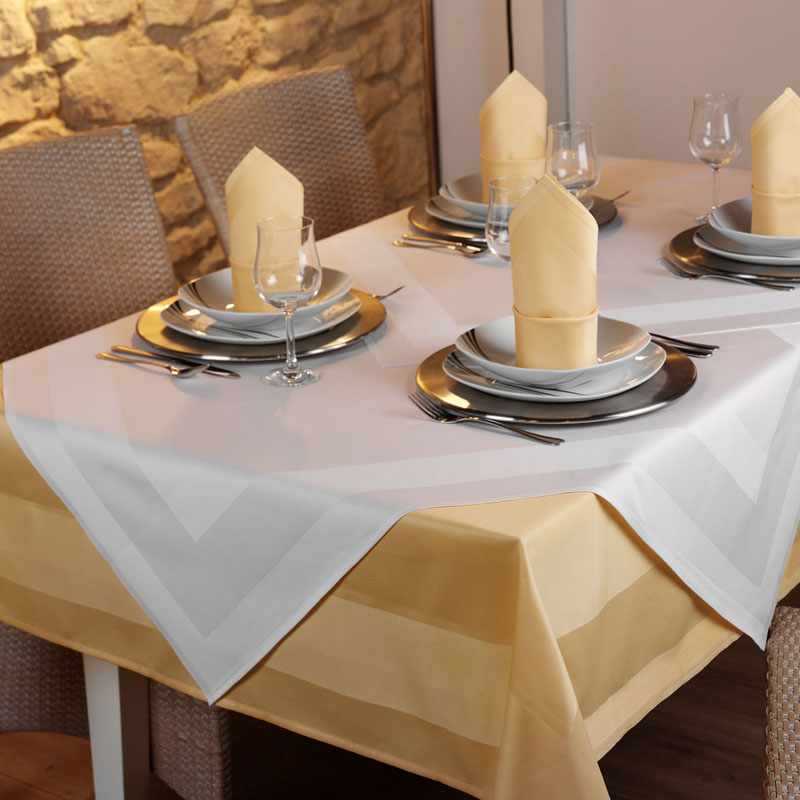 PICO Vollzwirn-Tischwäsche – feinfädige Atlaskante in Weiß und Pastell für stilvolle Restaurantgedecke - Hantermann - Der Hotelausstatter PICO Vollzwirn-Tischwäsche mit weißer Atlaskante und pastellfarbener Unterdecke für festlich gedeckte Restauranttische