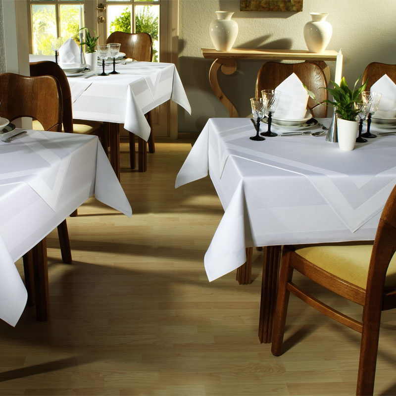 PICO Vollzwirn-Tischwäsche – weiße Atlaskante für helles, freundliches Restaurantambiente - Hantermann - Der Hotelausstatter PICO Vollzwirn-Tischwäsche in Weiß mit Atlaskante für freundlich gedeckte Restaurant- und Café-Tische