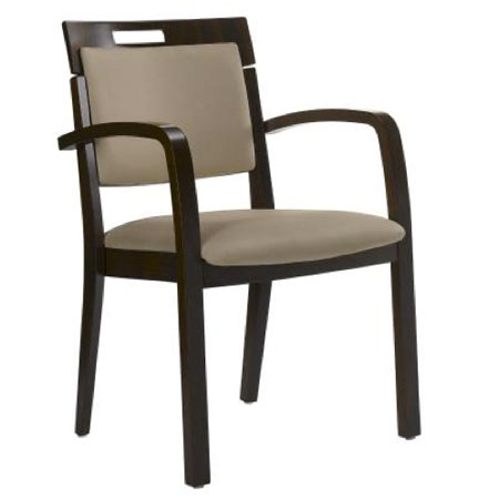 Seniorenstuhl mit beige gepolsterter Sitzfläche, Rückenpolster, Armlehnen und dunklem Holzgestell