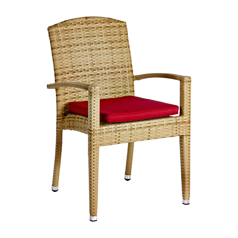 Polyrattan Outdoor-Armlehnstuhl Beige mit rotem Sitzkissen - Hantermann - Der Hotelausstatter Beige-melierter Polyrattan Outdoor-Armlehnstuhl mit rotem Sitzkissen, hoher geflochtener Rückenlehne, geschwungenen Armlehnen und silberfarbenen Fußkappen vor weißem Hintergrund