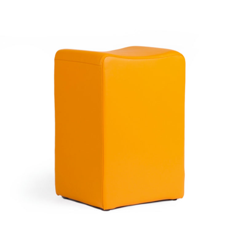 Pouf TINA als halbhoher Hocker mit orangefarbenem Bezug und kompakter Form für Wohn- und Objektbereiche