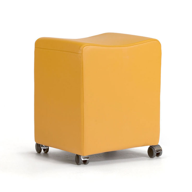 Pouf TINO mit Rollen, orangefarbenem Bezug und ergonomischer Sitzfläche für flexible Einsatzbereiche