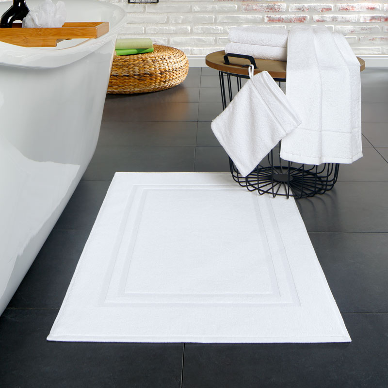 PRESIDENT 800 g/m² weiße Badematte / Badevorleger vor Badewanne im modernen Hotelbad