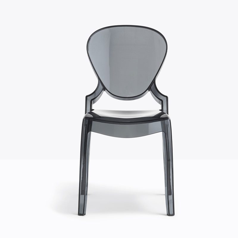 QUEEN 650 Stapelstuhl by Pedrali – transparenter Polycarbonat-Stuhl in Smoke Grey mit klassischer Frontansicht für Restaurants, Bars und Events - Hantermann - Der Hotelausstatter Frontansicht QUEEN 650 Stapelstuhl von Pedrali aus transparent smoke-grey Polycarbonat mit neoklassischer Rückenlehne