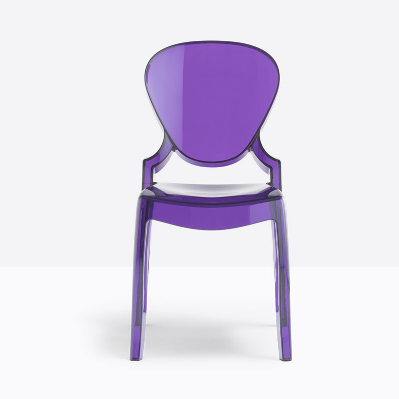 QUEEN 650 Stapelstuhl by Pedrali – transparenter Polycarbonat-Stuhl in Violett mit klassischer Frontansicht für Restaurants, Events und Hotel-Lounges - Hantermann - Der Hotelausstatter Frontansicht QUEEN 650 Stapelstuhl von Pedrali aus transparent violettem Polycarbonat mit neoklassischer Rückenlehne