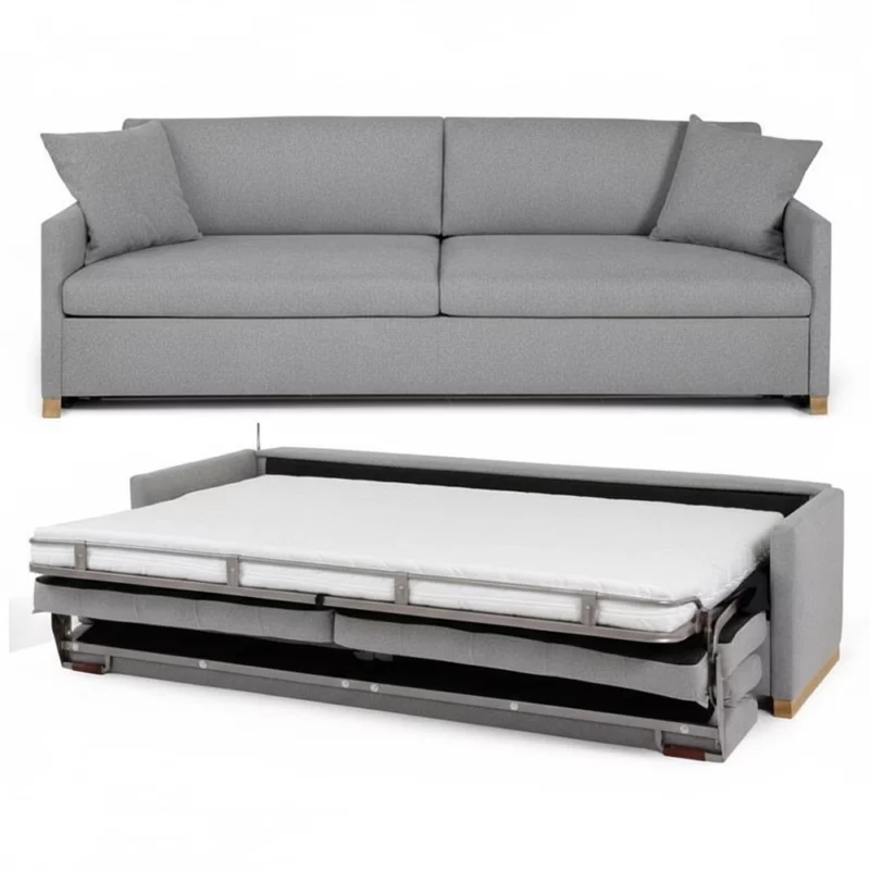 Auf dem Bild ist ein modernes Querschläfer-Schlafsofa abgebildet, das speziell für Hotels oder Gästezimmer geeignet ist. Das Sofa präsentiert sich in einem eleganten, hellgrauen Stoffbezug mit klaren, geradlinigen Formen und einem zeitlosen Design. Die Armlehnen sind gerade und minimalistisch, was dem Möbelstück einen modernen und universellen Charakter verleiht. Oben ist das Sofa im geschlossenen Zustand zu sehen: Es wirkt wie ein komfortables, großzügiges Sitzmöbel für drei Personen und ist mit zwei passenden, rechteckigen Zierkissen ausgestattet. Die Sitzfläche ist breit und die Rückenpolster sorgen für ausreichend Komfort. Unten im Bild sieht man das Schlafsofa im ausgezogenen Zustand. Das Untergestell mit der Matratze ist herausgeklappt und zeigt die praktische Querschläfer-Funktion: Die Liegefläche lässt sich quer zum Sofa ausziehen, wodurch eine großzügige Schlaffläche entsteht. Die Matratze ist weiß und wirkt bequem, während das Gestell stabilen Metall- und Polsterelementen besteht. Die Armlehnen sowie der gesamte Korpus des Sofas bleiben in den ausgeklappten Modus erhalten und geben dem Gast ein Gefühl von Stabilität und Komfort. Besonders auffällig bei diesem Sofa ist die platzsparende Funktion und die Mischung aus zeitgemäßem Design und Funktionalität. Es handelt sich um ein professionelles Möbelstück für den Einsatz im Hotelbereich, bei dem Wert auf Komfort, stilvolles Erscheinungsbild und praktische Nutzung gelegt wird.