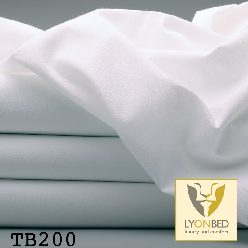 Das Bild zeigt ein weißes Bettlaken bzw. Bettwäsche-Set der Marke LYONBED. Farbe: Reinweiß, schlicht und elegant Material: Glatter, hochwertig wirkender Stoff, der für Komfort und Langlebigkeit steht Design: Minimalistisch ohne Muster, zeitlos elegant – ideal für ein stilvolles Schlafzimmer Marke & Qualität: Unten rechts befindet sich das LYONBED-Logo mit dem Slogan "luxury and comfort", was auf eine Premiumqualität hinweist Kennzeichnung: Links unten ist die Bezeichnung TB200 angegeben – vermutlich eine Modellnummer oder Hinweis auf die Fadenzahl (Thread Count), was ein Qualitätsmerkmal der Bettwäsche ist 👉 Zusammengefasst: Eine hochwertige, weiße Bettwäsche von LYONBED, die mit schlichter Eleganz und luxuriösem Komfort überzeugt.