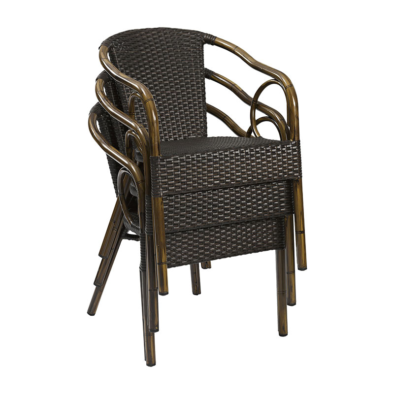 Rattan-Optik Gastro-Armlehnstuhl – stapelbarer Terrassenstuhl für Café, Bistro & Hotellerie - Hantermann - Der Hotelausstatter Mehrere Bistro-Armlehnstühle in dunkler Rattan-Optik platzsparend übereinandergestapelt