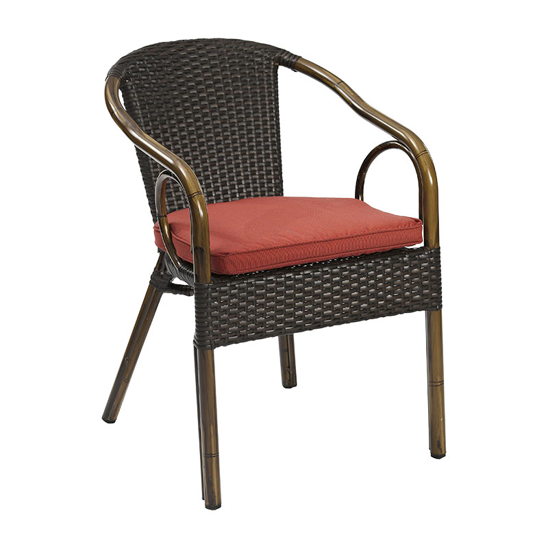 Rattan-Optik Terrassen-Armlehnstuhl – gemütlicher Gastrostuhl mit Sitzkissen für Café, Bistro & Hotel - Hantermann - Der Hotelausstatter Brauner Rattan-Optik Terrassenstuhl mit geschwungenen Armlehnen und rotem Sitzkissen für die Gastronomie