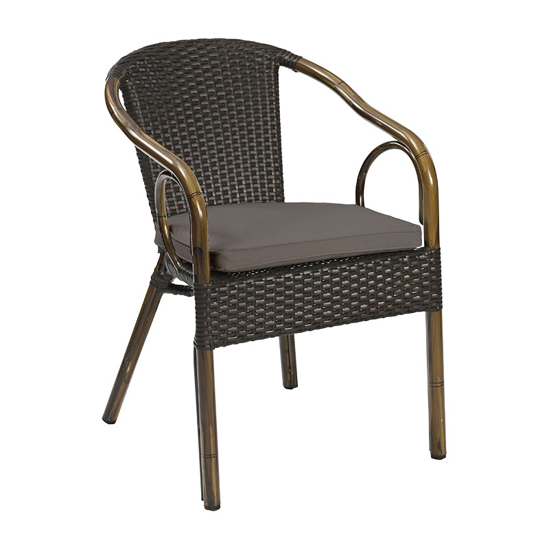Rattan-Optik Terrassenstuhl mit Armlehnen – Gastrostuhl mit grauem Sitzkissen für Café, Bistro & Hotel - Hantermann - Der Hotelausstatter Brauner Rattan-Optik Terrassenstuhl mit geschwungenen Armlehnen und grauem Sitzkissen für die Gastronomie